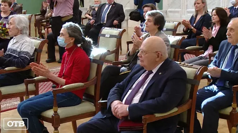 Евгений Куйвашев вручил 37 выдающимся уральцам государственные награды РФ