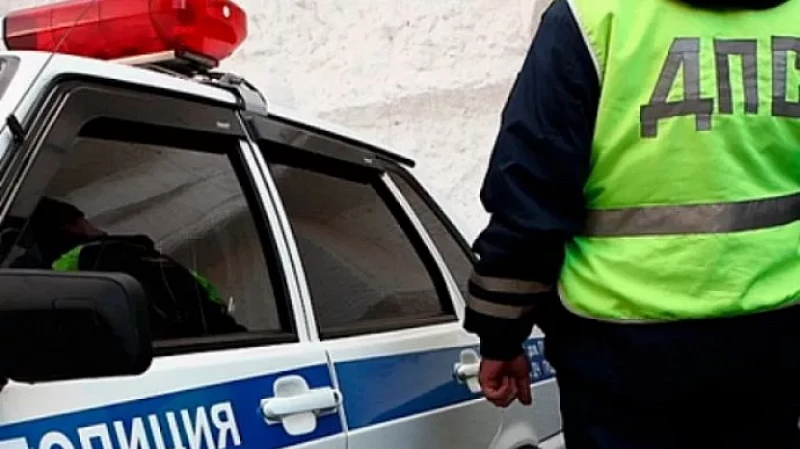 Екатеринбуржец хотел вручить автоинспектору 100 000 рублей взятки и попал под суд