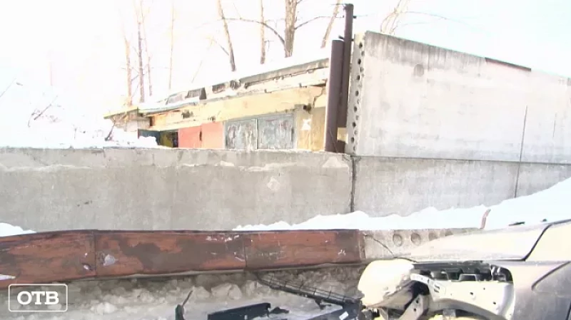 В Первоуральске бетонный забор упал на припаркованные автомобили