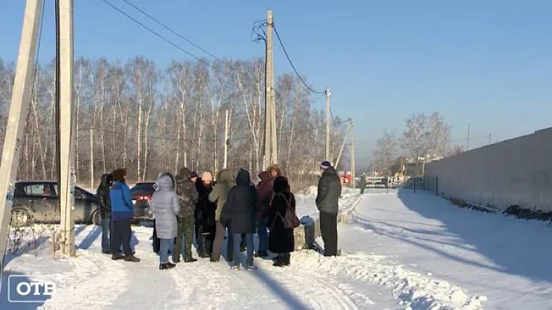 Жительница Екатеринбурга заблокировала проезд к жилым домам бетонными блоками
