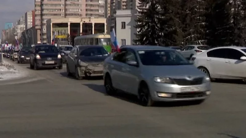 Екатеринбуржцы проехали по городу с флагами в поддержку Вооруженных сил России