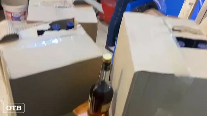 В кафе на Сортировке обнаружили более 200 бутылок суррогатного алкоголя