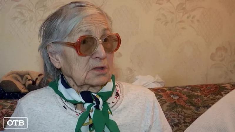 90-летняя жительница Екатеринбурга стала узницей своей квартиры из-за неработающих лифтов