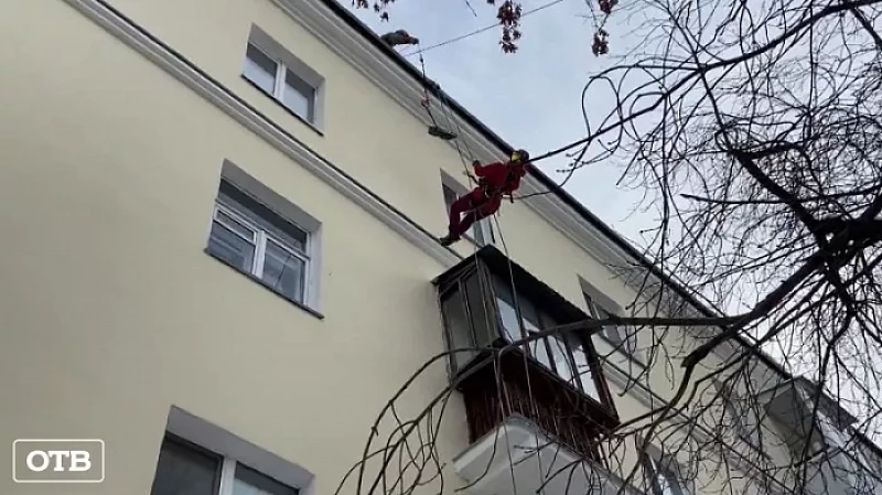 Жительница Екатеринбурга покоряет крыши высоток и плавает 100-метровку в ледяной проруби