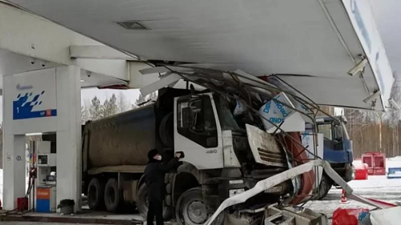 На Серовском тракте тягач с прицепом снёс АЗС
