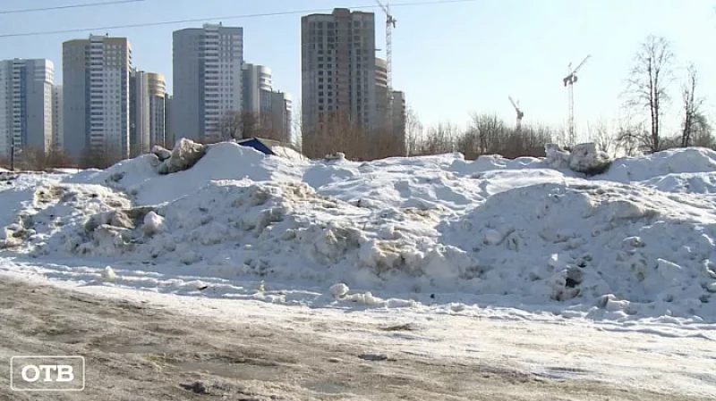 Екатеринбуржцы жалуются на нелегальные свалки снега возле домов