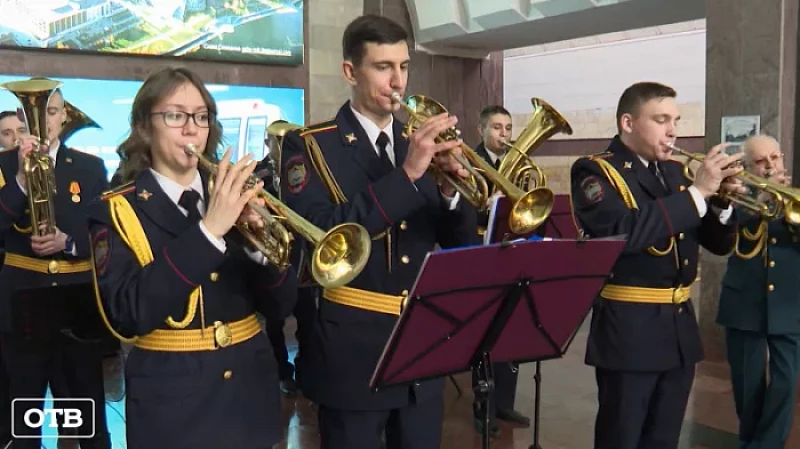 Курсанты юридического института устроили праздничный концерт в метро Екатеринбурга