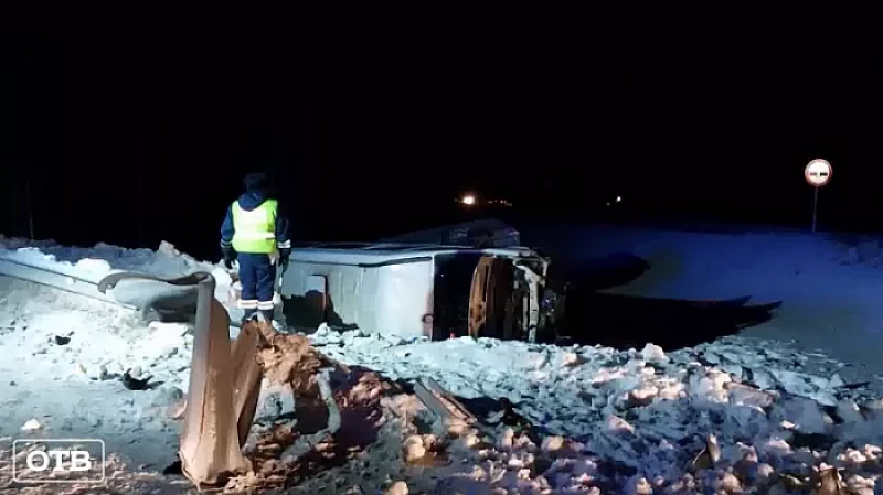Водитель отвлёкся: на Урале перевернулся автобус с детской хоккейной командой