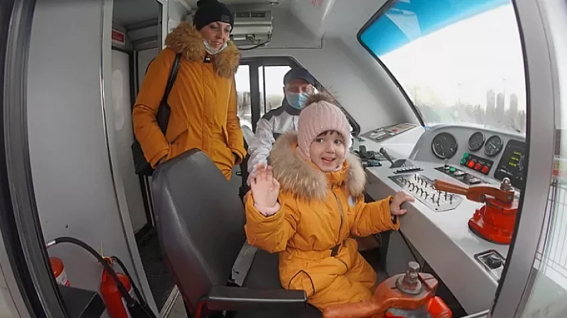 Девочке из Екатеринбурга подарили возможность управлять поездом