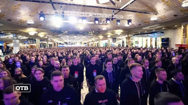 За Донбасс: 5000 сотрудников «Сима-ленда» провели патриотический флешмоб