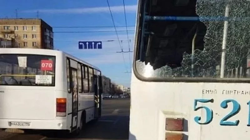 В центре Екатеринбурга автобус столкнулся с троллейбусом: есть пострадавшие