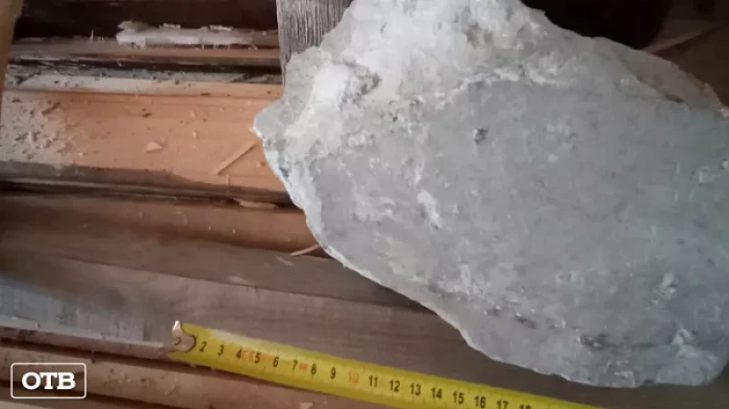 В дом уральского садовода прилетел кусок камня от взрыва в карьере