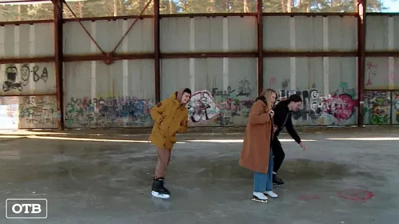 В Двуреченске школьники залили каток в заброшенном здании