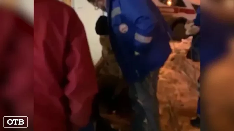 На Вторчермете льдина рухнула на голову женщины