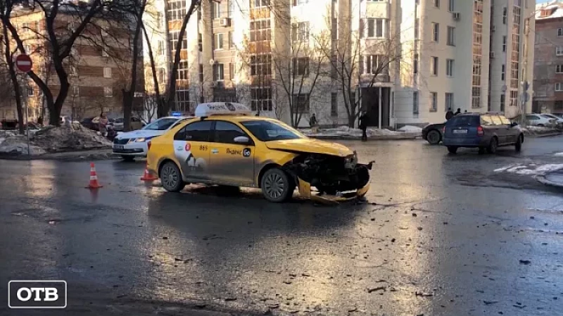 Сразу две аварии произошли в Екатеринбурге из-за невнимательности водителей