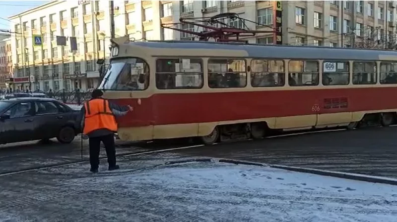 В центре Екатеринбурга встали трамваи, частично блокировано движение автомобилей