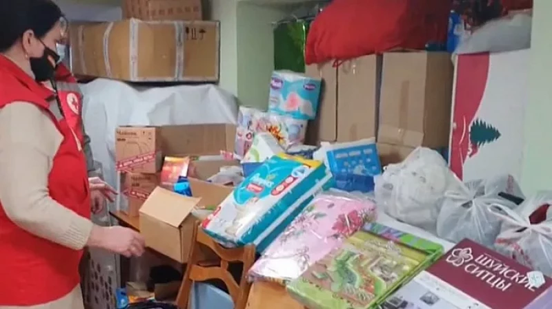 Свердловчане круглосуточно несут в пункт сбора гуманитарную помощь для эвакуированных жителей из Донбасса