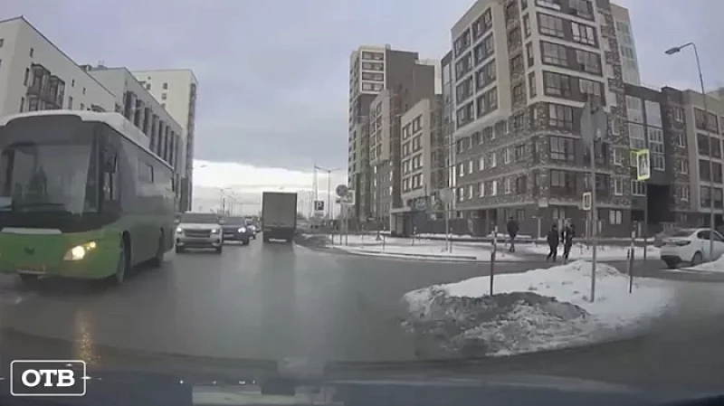 В Солнечном 13-летний школьник попал под колёса иномарки