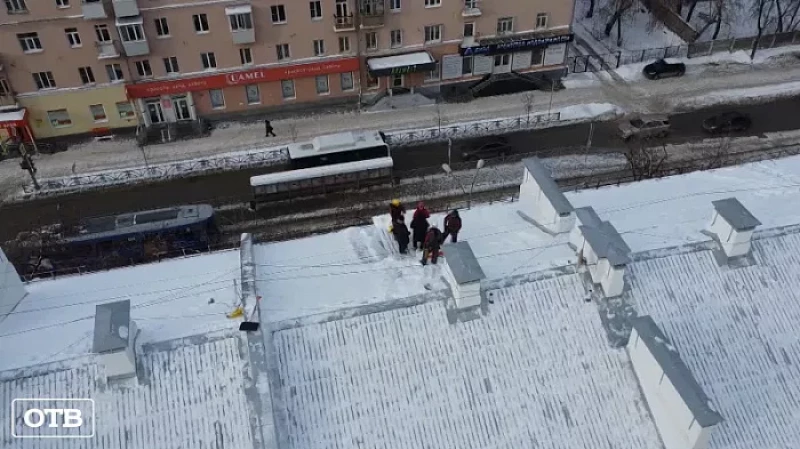 Льёт по стенам: квартиры жителей Екатеринбурга топит растаявший на крышах снег