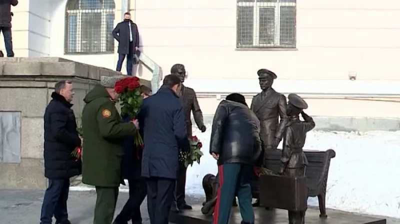 Перед Суворовским училищем открыли памятник по мотивам фильма «Офицеры»