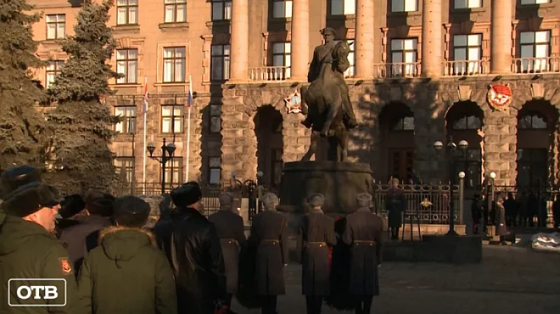 Накануне Дня защитника Отечества в Екатеринбурге возложили цветы к памятнику Георгию Жукову