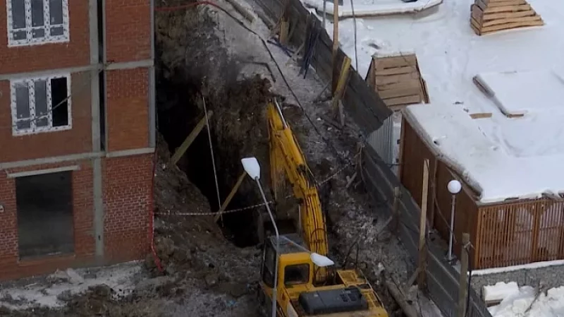 В Екатеринбурге рабочего насмерть завалило грунтом в четырёхметровой траншее