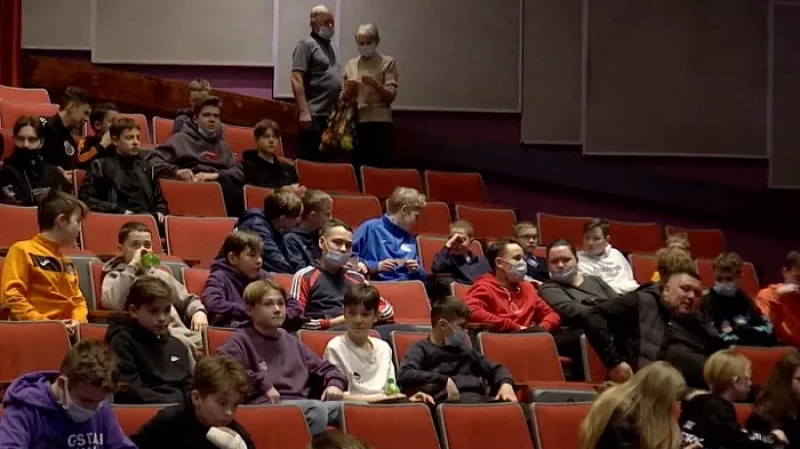 Юным футболистам из Екатеринбурга представили фильм «Одиннадцать молчаливых мужчин»