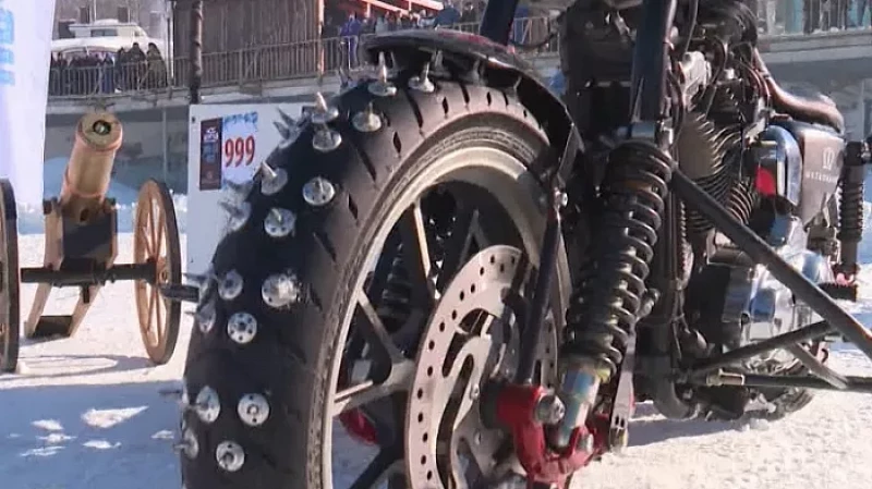 Байкеры устроили танцы на льду: в Екатеринбурге прошёл международный зимний фестиваль мотогонок