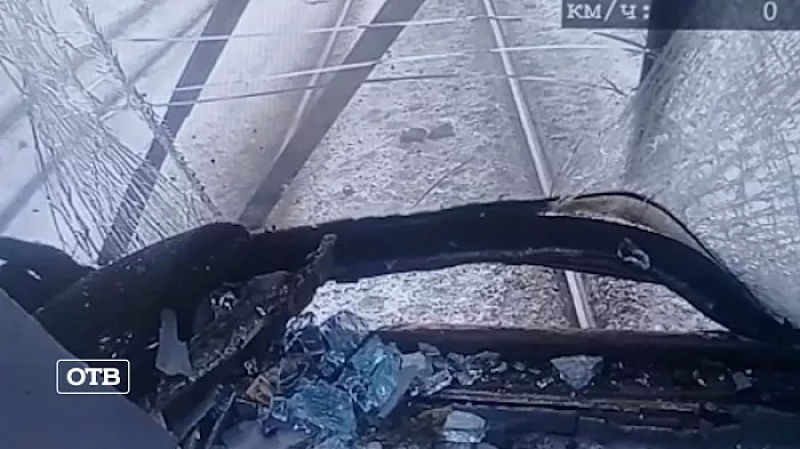 В Екатеринбурге мусоровоз протаранил трамвай: видео