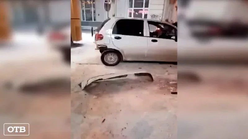 В Екатеринбурге автомобиль вылетел на тротуар, сбил пешехода и снёс цветочный павильон