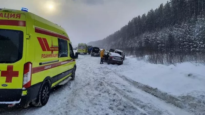 На подъезде к Екатеринбургу из-за снегопада столкнулись больше 20 машин