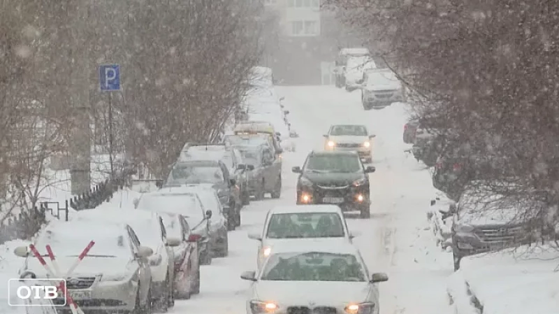 Дорожные службы Свердловской области перешли в режим повышенной готовности из-за снегопада