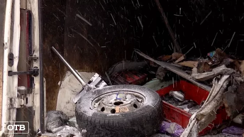 В Екатеринбурге на тротуаре сгорел припаркованный микроавтобус