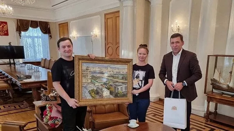 Евгений Куйвашев наградил спасателя ребёнка из городского пруда