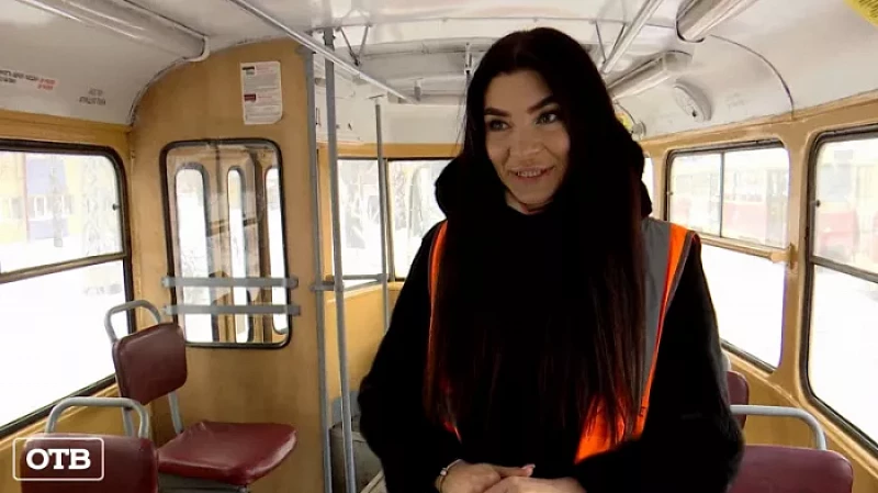 Водитель трамвая из Екатеринбурга в свободное время танцует на пилоне