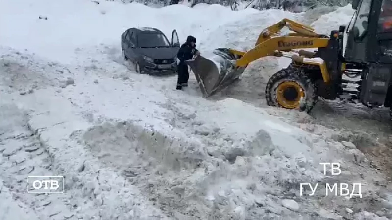 На уральской трассе автоинспекторы трактором вытащили «Ладу» из снежной ловушки