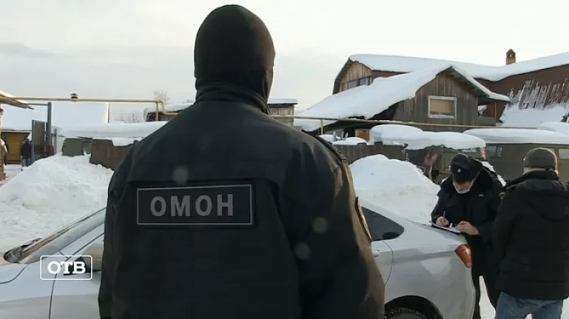 Екатеринбургские полицейские с поличным задержали двух подозреваемых в кражах автомобилей