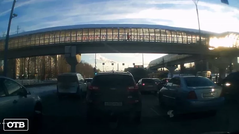 В Екатеринбурге на автомобили с надземного перехода обрушилась лавина снега и льда