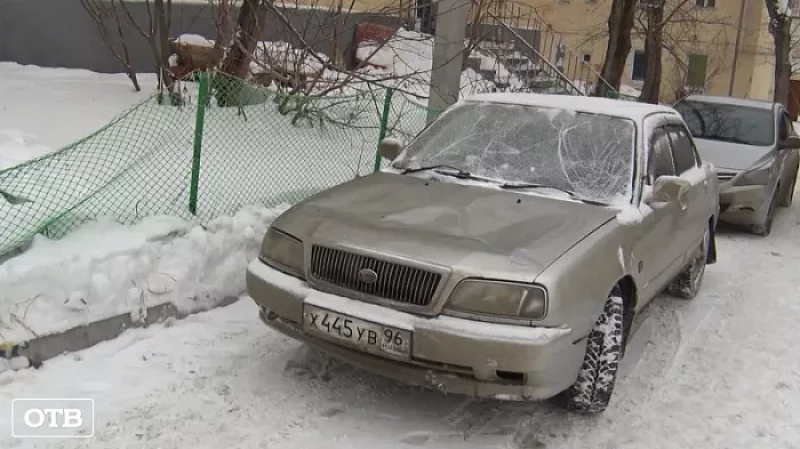 На Эльмаше рухнувшая глыба льда повредила два автомобиля