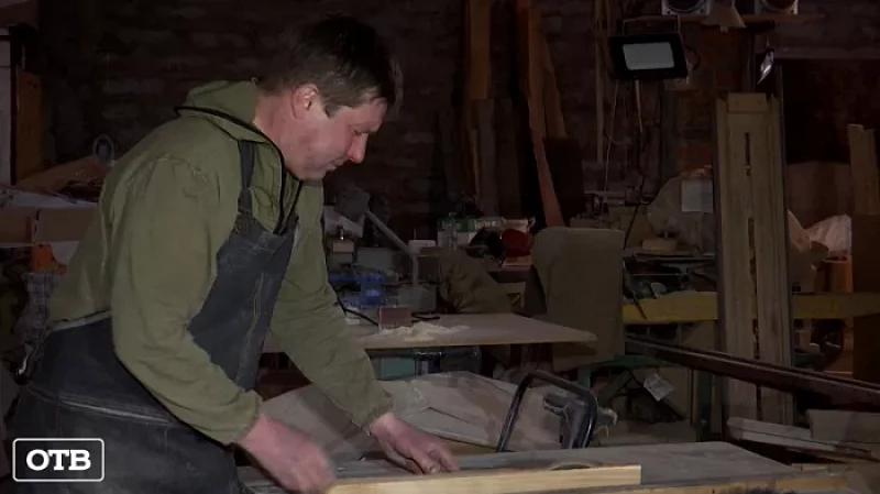 От сундука до аналоя: талант из Екатеринбурга создаёт из дерева произведения искусства