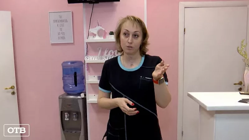 В центре Екатеринбурга мужчина ножницами угрожал сотруднице салона красоты