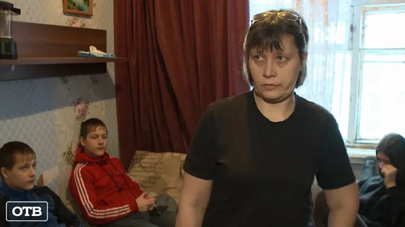 Ночуем в машине: многодетную мать из Екатеринбурга выжили из дома родственники