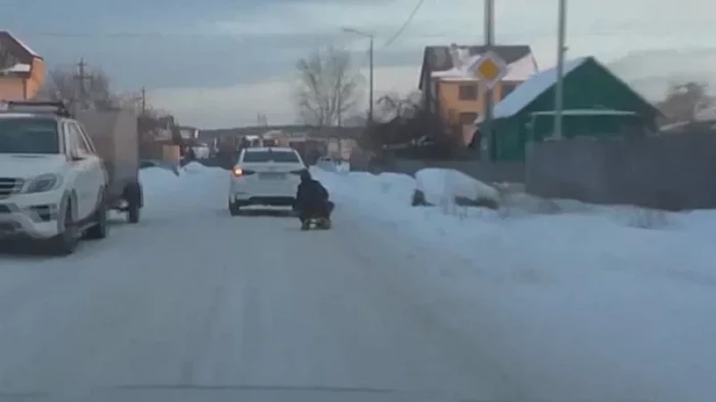 В Нижнем Тагиле нетрезвый отец катал детей на снегокате, прицепив его к автомобилю