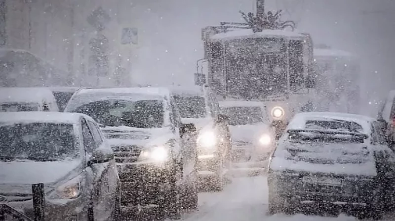 Снежная угроза: коммунальные службы Екатеринбурга приведены в боевую готовность