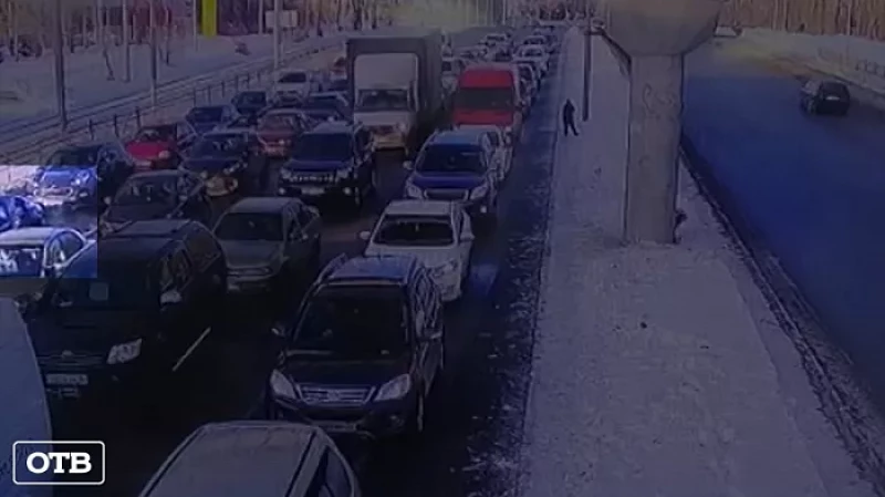 В Екатеринбурге джип переехал 13-летнего школьника, переходившего дорогу в неположенном месте