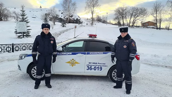 Полицейские Нижнего Тагила спасли семейную пару, застрявшую на трассе в мороз