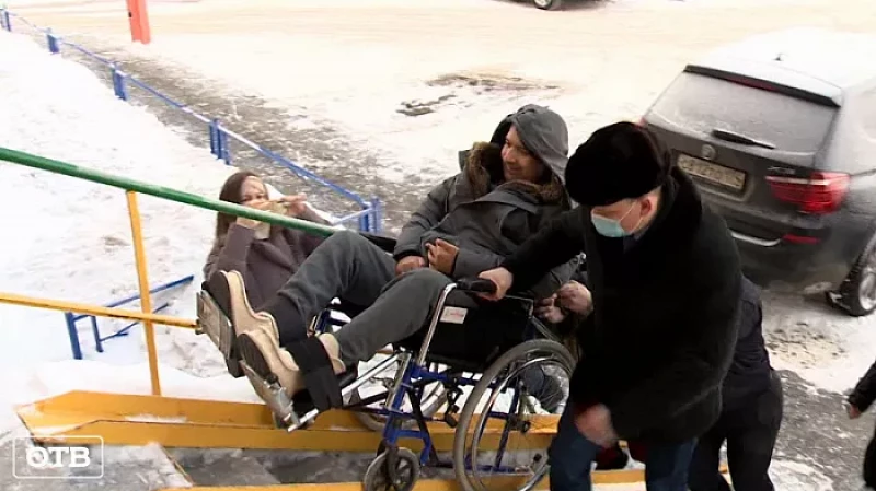 В Екатеринбурге активисты взялись за лопаты, чтобы расчистить парковочные места для инвалидов