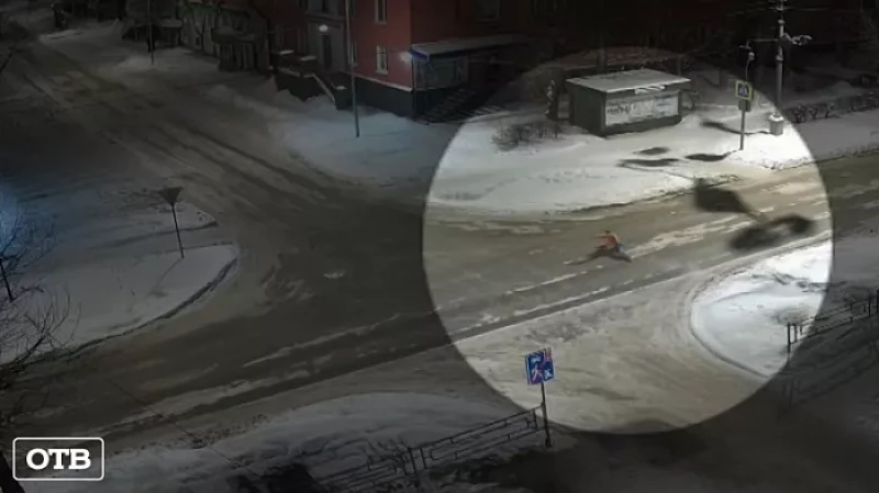 В Первоуральске полуголый мужчина прыгал в снег и валялся на проезжей части