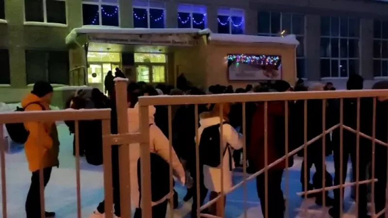 Массовое минирование школ в Екатеринбурге: эвакуировано почти 100 учебных заведений