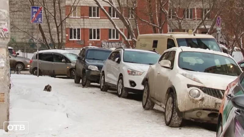 Екатеринбуржцы устали от «автостоянок» на пешеходных переходах